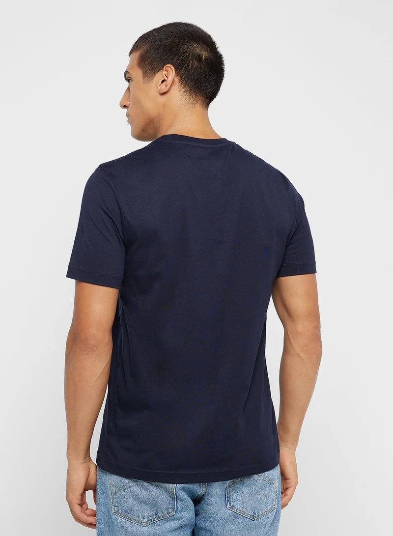 تومي هيلفيغر تيشيرت بقصة عادية مع لوحة بشعار